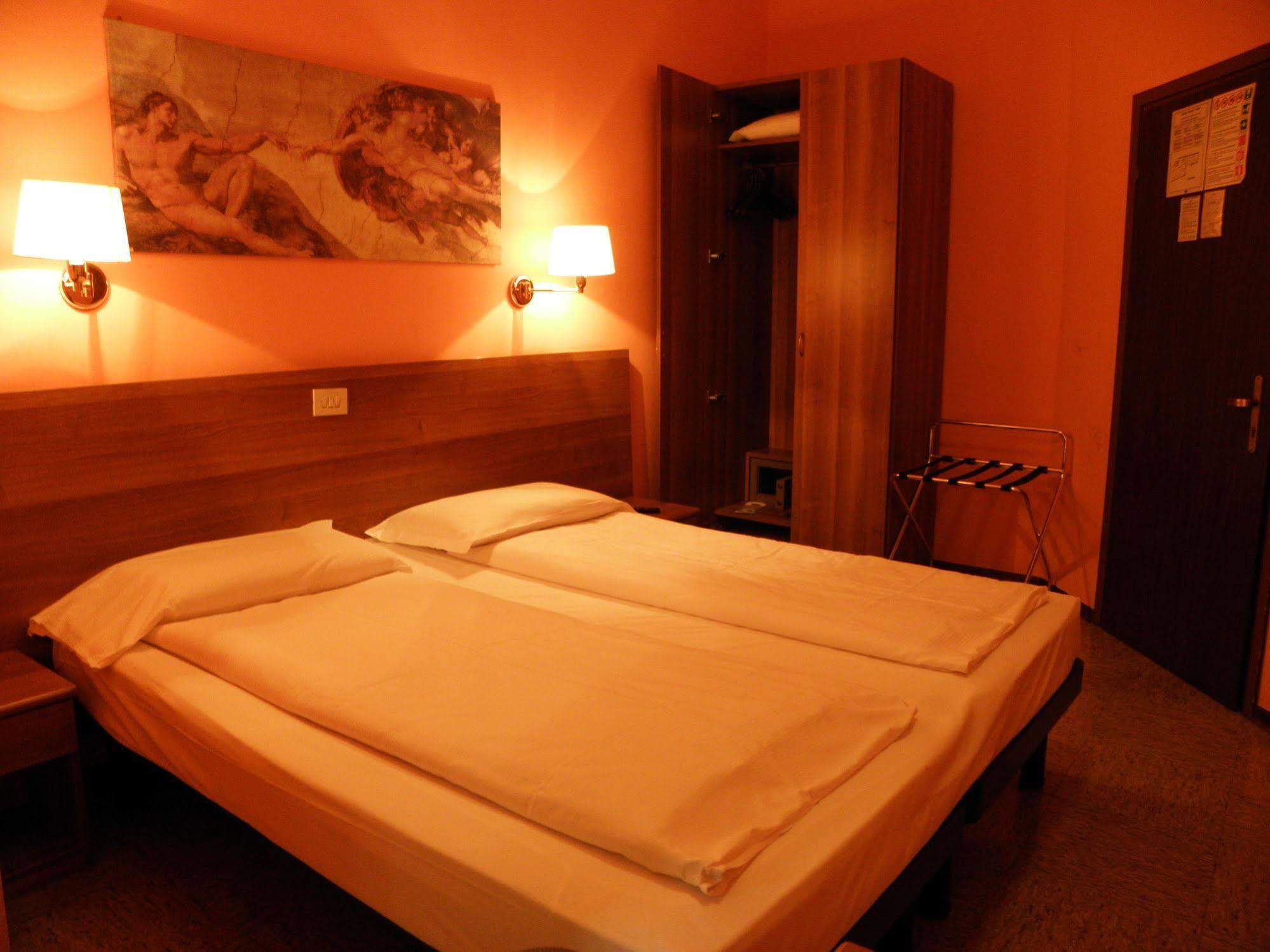 Hotel Corona Tirano Exterior foto